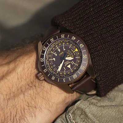 Aviator Airacobra GMT Rose Gold PVD V.1.37.8.306.4