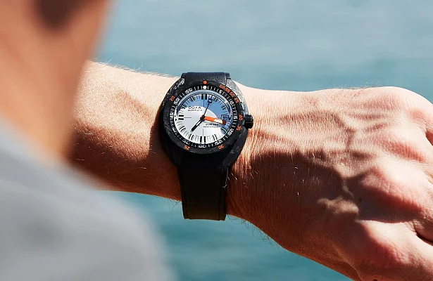 Doxa SUB 300 Carbon Searambler Diver COSC Chronometer 822.70.021.20