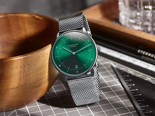 Sternglas Naos Quartz Date Green Dial Mesh S01-NA08-MI04