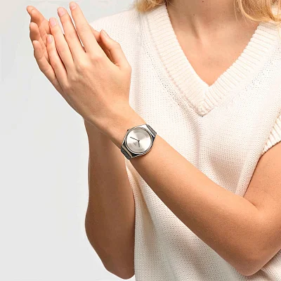 Swatch Skin Irony Irony Blac and White SYXS142