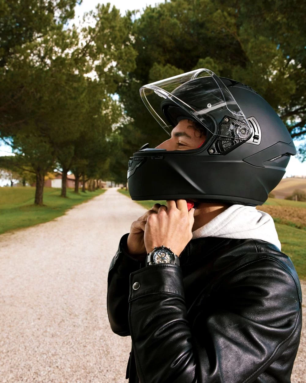 Mężczyzna ubierający kask z zegarkiem Tissot MotoGP