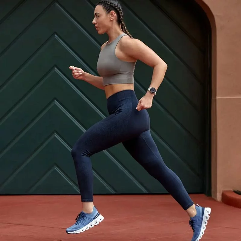 Biegaczka z zegarkiem Garmin na nadgarstku